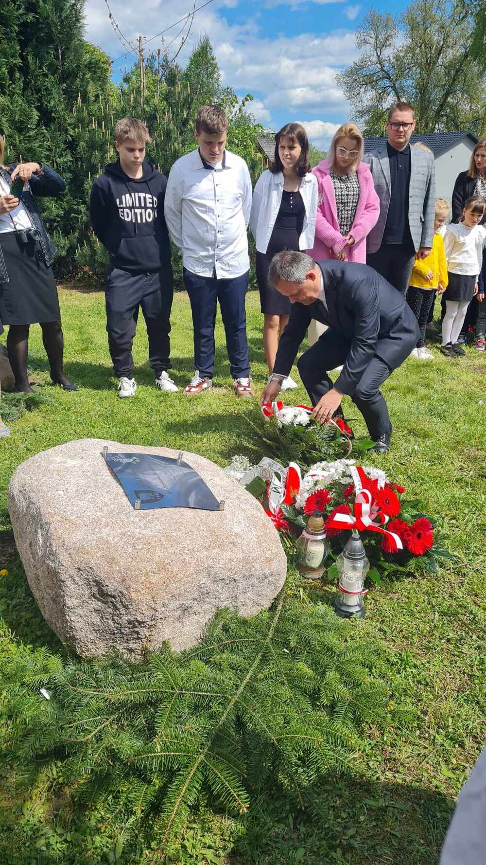 Posadzenie katyńskiego „Dębu Pamięci” dedykowanego Zygmuntowi Żuchowskiemu – Potok Wielki, 26 kwietnia 2024 r. Fot. SP w Potoku Wielkim