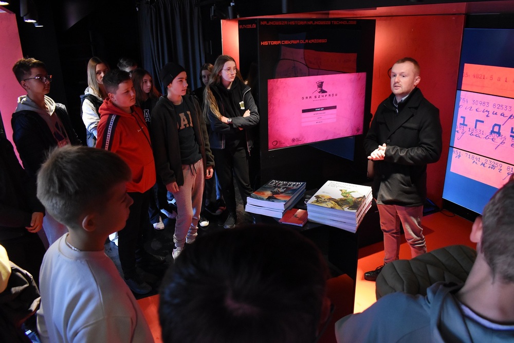 Mobilny showroom z „Grą Szyfrów” w Jędrzejowie. Fot. Dariusz Skrzyniarz (IPN)