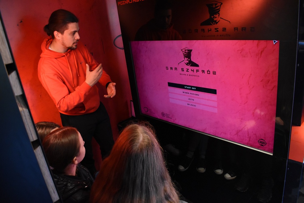 Mobilny showroom z „Grą Szyfrów” w Jędrzejowie. Fot. Dariusz Skrzyniarz (IPN)