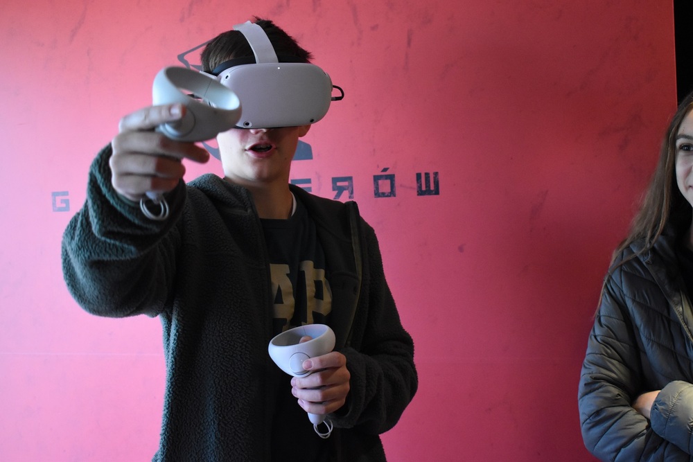 Mobilny showroom z „Grą Szyfrów” w Jędrzejowie. Fot. Dariusz Skrzyniarz (IPN)