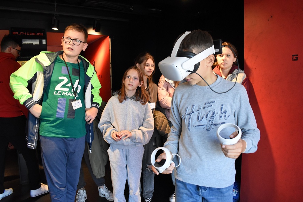 Mobilny showroom z „Grą Szyfrów” w Jędrzejowie. Fot. Dariusz Skrzyniarz (IPN)