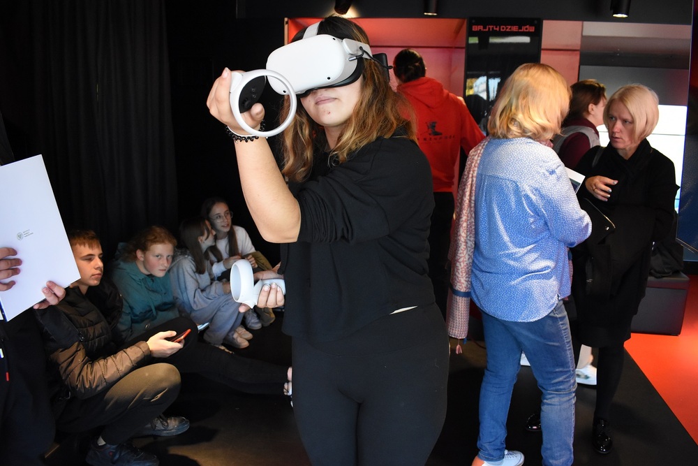 Mobilny showroom z „Grą Szyfrów” w Jędrzejowie. Fot. Dariusz Skrzyniarz (IPN)