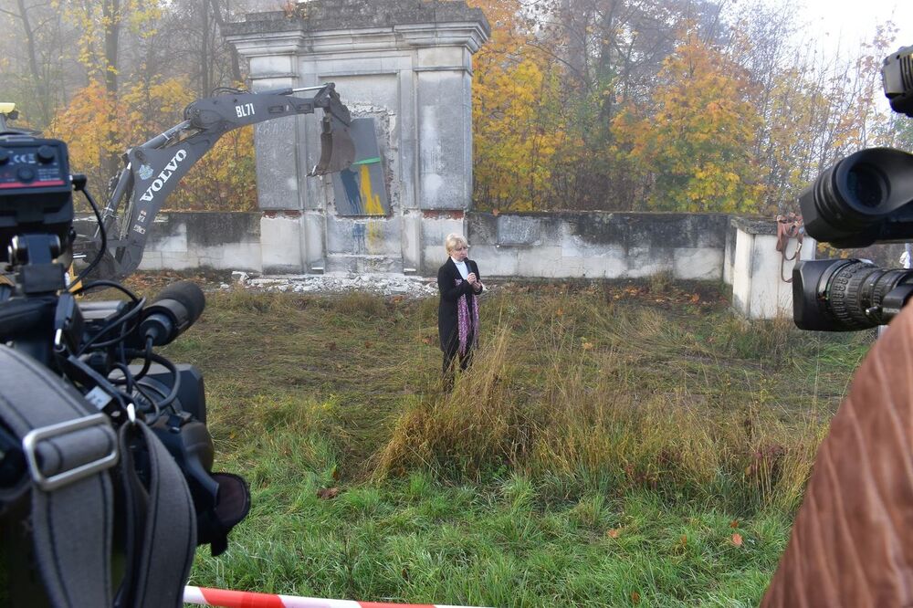 W Mokrem zdemontowano pomnik poświęcony Armii Czerwonej. Fot. Dariusz Skrzyniarz (IPN)