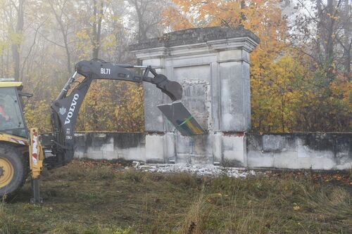 W Mokrem zdemontowano pomnik poświęcony Armii Czerwonej. Fot. Dariusz Skrzyniarz (IPN)