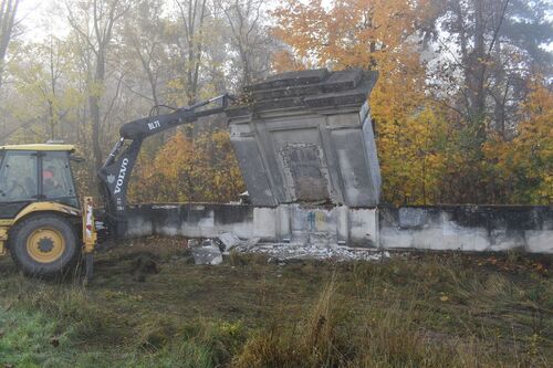 W Mokrem zdemontowano pomnik poświęcony Armii Czerwonej. Fot. Dariusz Skrzyniarz (IPN)