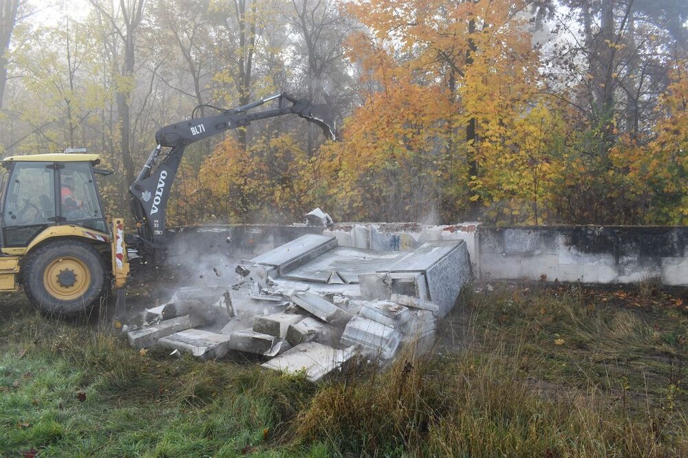 W Mokrem zdemontowano pomnik poświęcony Armii Czerwonej. Fot. Dariusz Skrzyniarz (IPN)