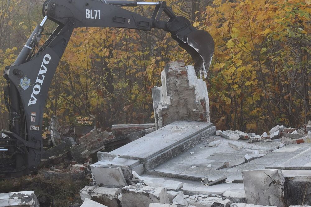 W Mokrem zdemontowano pomnik poświęcony Armii Czerwonej. Fot. Dariusz Skrzyniarz (IPN)