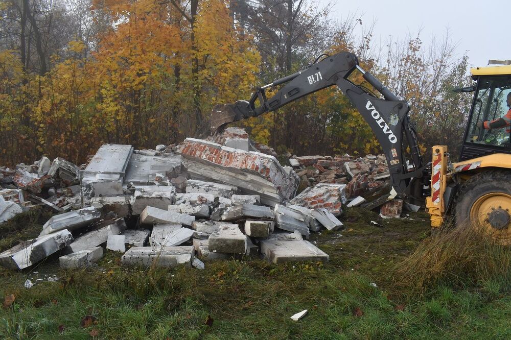 W Mokrem zdemontowano pomnik poświęcony Armii Czerwonej. Fot. Dariusz Skrzyniarz (IPN)