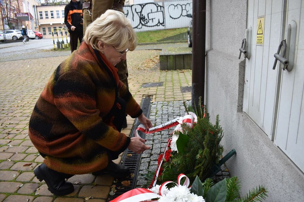 Kielce. Uroczystość przed tablicą poświęconą gen. Roi. Fot. Dariusz Skrzyniarz (IPN)
